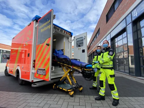 Zwei Rettungsdienstmitarbeiter in der neuen Schutzkleidung.